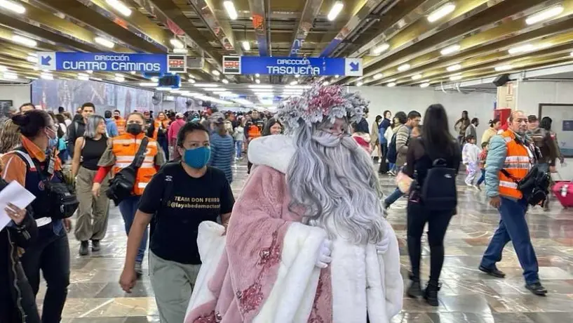 Captan a Santa Claus en el Metro de la Ciudad de México