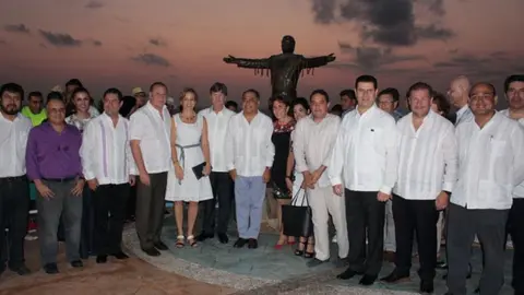 Estatua de Juan Gabriel en Acapulco está desaparecida