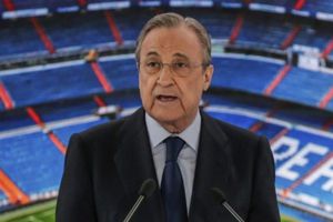Florentino Pérez 'explota' contra un periodista y le golpea el micrófono