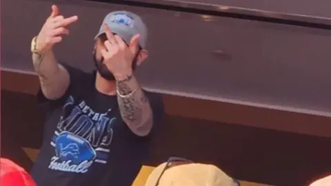 NFL: Eminem hace seña obscena a la afición de los 49ers en la Final de Conferencia