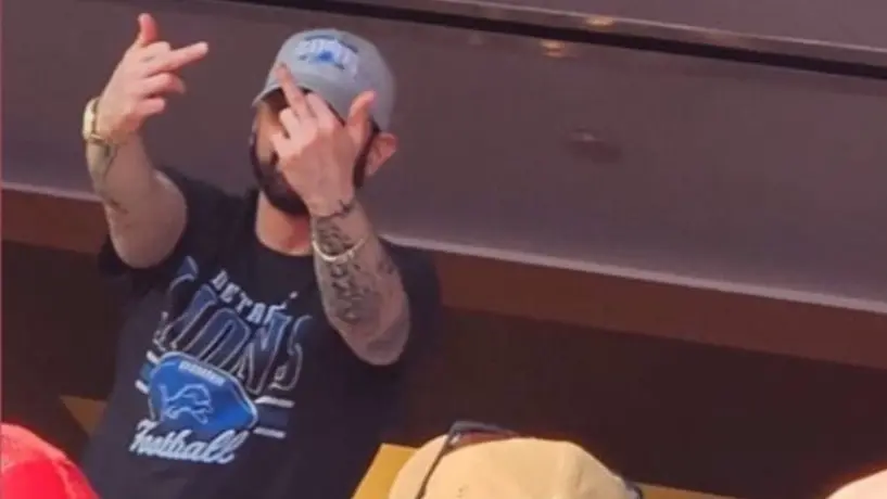 NFL: Eminem hace seña obscena a la afición de los 49ers en la Final de Conferencia