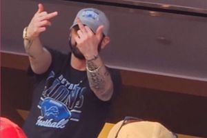NFL: Eminem hace seña obscena a la afición de los 49ers en la Final de Conferencia