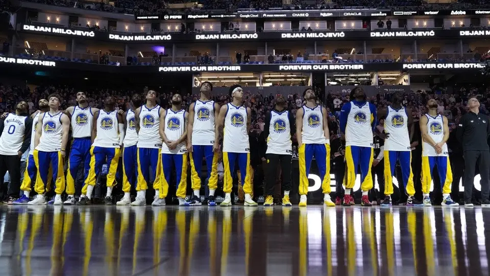 Warriors vuelven a la acción tras deceso de entrenador asistente; vencen a Hawks
