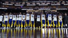Warriors vuelven a la acción tras deceso de entrenador asistente; vencen a Hawks