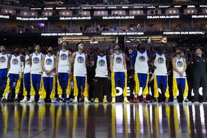 Warriors vuelven a la acción tras deceso de entrenador asistente; vencen a Hawks