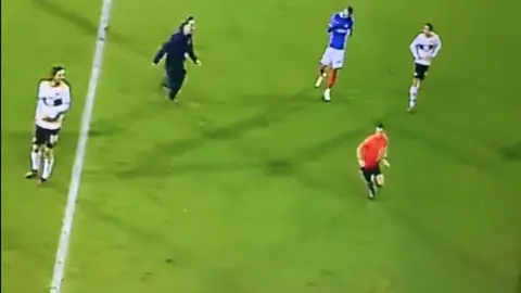 Aficionado del Port Vale persiguió a un árbitro luego de un penal en contra de su equipo