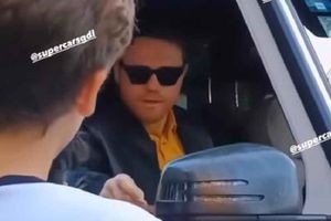 ¡Dando el aguinaldo! Canelo Álvarez regaló billetes de 500 pesos en Guadalajara