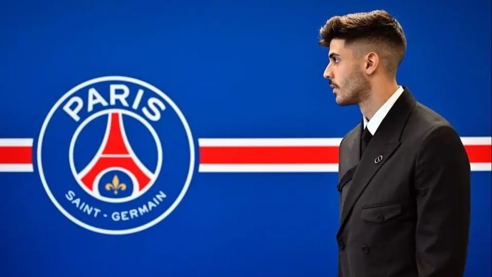 Lucas Beraldo, defensa brasileño, es presentado como nuevo refuerzo del Paris Saint-Germain