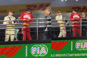 ¡Por llevado! Leclerc 'venga' a Checo en podio de Las Vegas y rocía de champaña a Verstappen