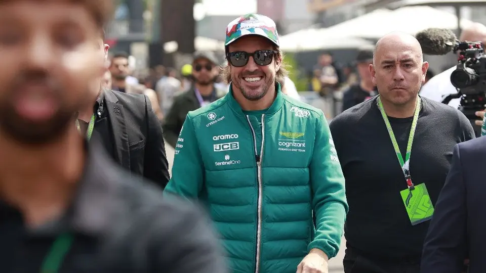 Fernando Alonso tiene noble gesto con 'Checo' tras ganar el premio a 'Maniobra del Año'