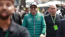 Fernando Alonso tiene noble gesto con 'Checo' tras ganar el premio a 'Maniobra del Año'