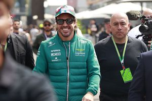 Fernando Alonso tiene noble gesto con 'Checo' tras ganar el premio a 'Maniobra del Año'