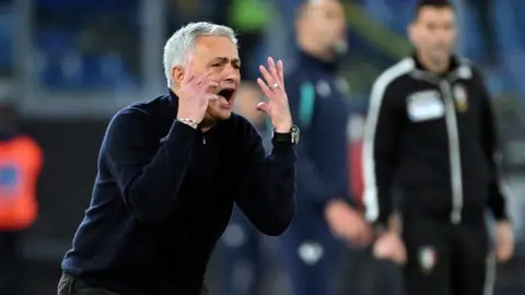 ¿Reemplazo de Xavi? Captan a José Mourinho en Barcelona