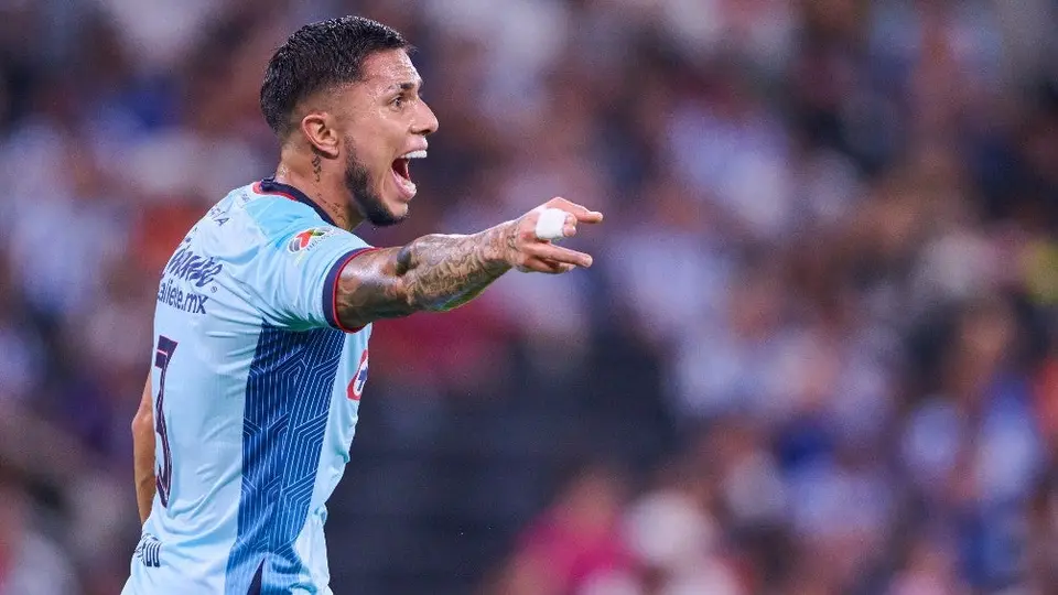 Carlos Salcedo y Jesús Dueñas no entran en planes y saldrán de Cruz Azul
