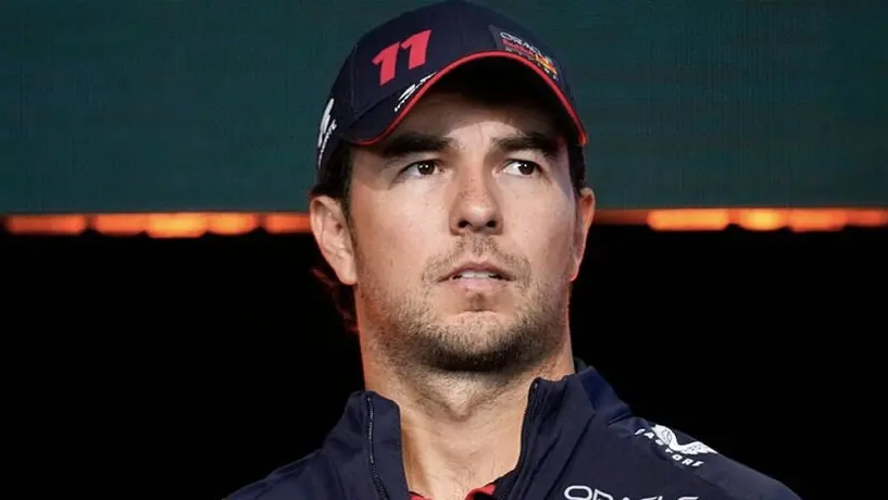 Checo Pérez recibe burlas en sus vacaciones: "Está tumbado en posición fetal"