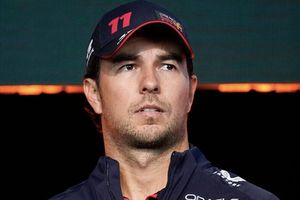 Checo Pérez recibe burlas en sus vacaciones: "Está tumbado en posición fetal"