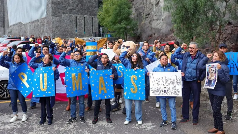Pumas: Empleados de la institución junto a Luis González muestran su apoyo para Semifinales