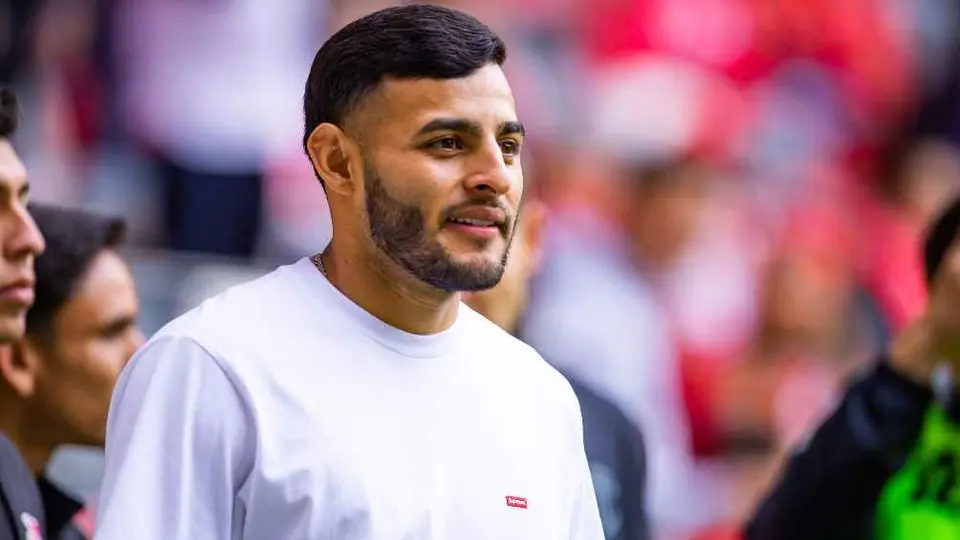 Alexis Vega se prepara para su debut con Toluca con tenis 'de Barbie'