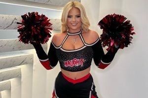 Apollonia Llewellyn, 'la chica del ring', enciende las redes con diminuto bikini