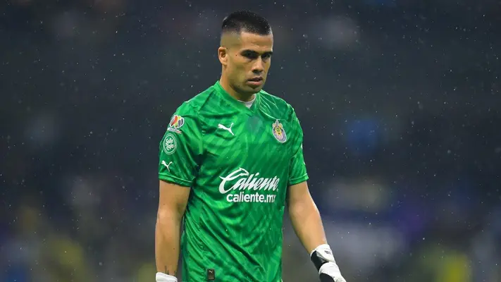 Miguel Jiménez fuera de la convocatoria de Chivas previo al debut ante Santos