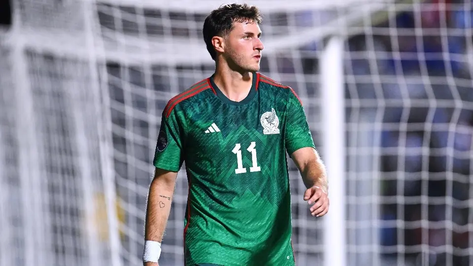 Santiago Giménez reveló sus retos para el 2024: "Me ilusiona jugar la Copa América"