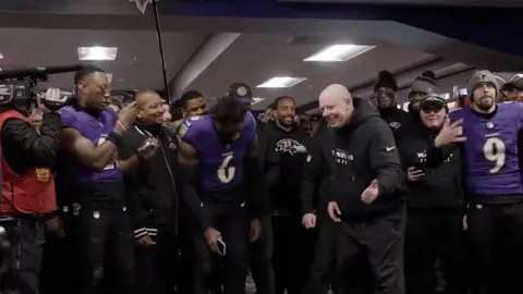 Entrenadores de los Baltimore Ravens celebran victoria con peculiar baile
