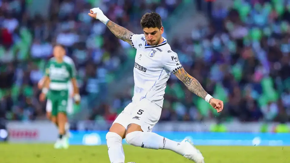 Santiago Homenchenko, jugador de Querétaro, en partido ante Santos Laguna | MEXSPORT