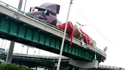VIDEO: Tráiler queda al borde de un puente tras choque en la México-Pachuca