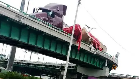VIDEO: Tráiler queda al borde de un puente tras choque en la México-Pachuca