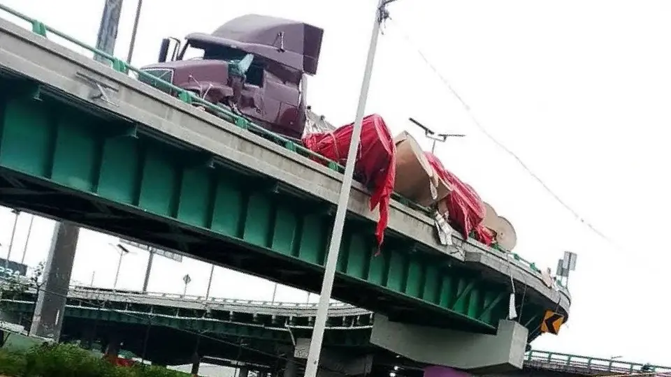 VIDEO: Tráiler queda al borde de un puente tras choque en la México-Pachuca