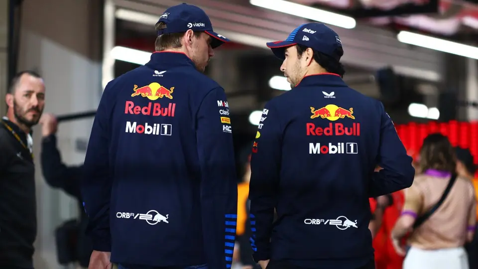 Max Verstappen y Checo Pérez, pilotos de Red Bull, previo a un Gran Premio de F1 | RED BULL