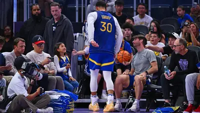 ¡Susto en Golden State! Stephen Curry abandona la cancha cojeando y preocupa a Warriors