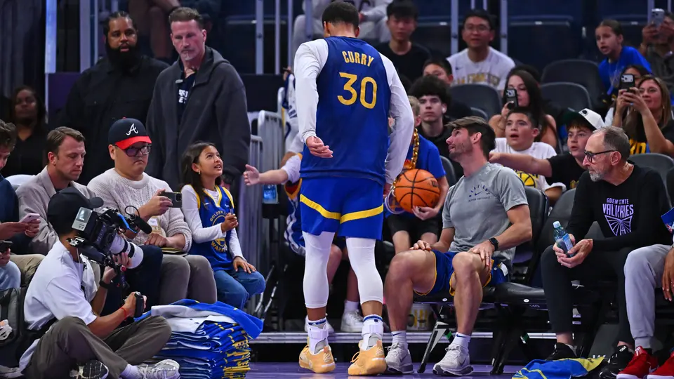 ¡Susto en Golden State! Stephen Curry abandona la cancha cojeando y preocupa a Warriors