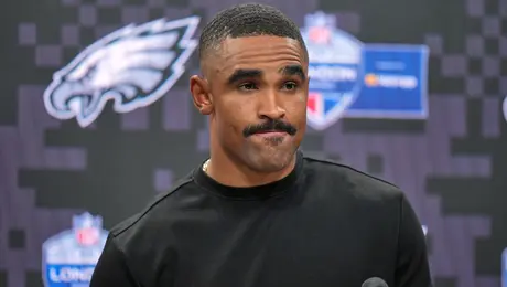 ¿Jalen Hurts pasó 36 horas sin dormir antes del partido en Londres? Esto dijo su agente