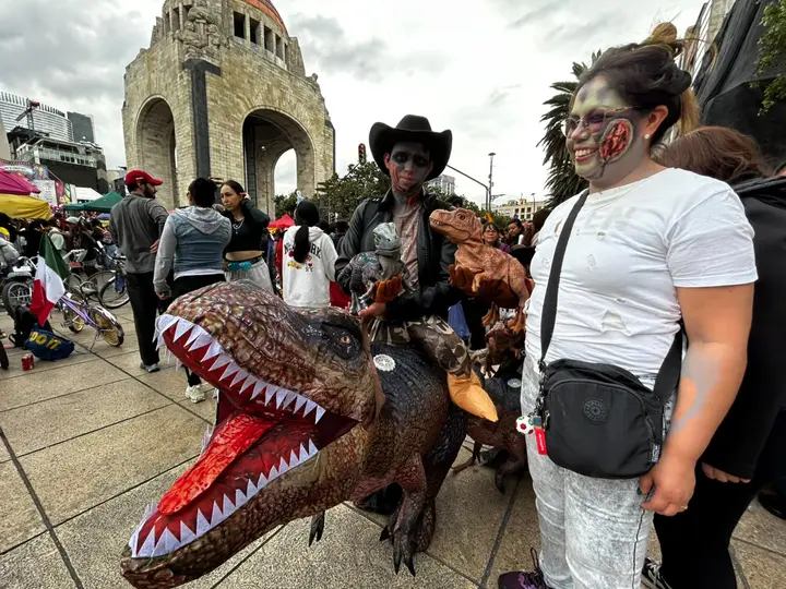 Miles de personas participaron en la Marcha Zombie 2026, realizada este domingo 18 de octubre en la Ciudad de México./ Georgina Sánchez