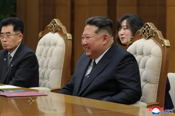 El líder norcoreano Kim Jong-un habría sufrido una hemorragia cerebral, según rumores retomados por el periódico británico./ AP