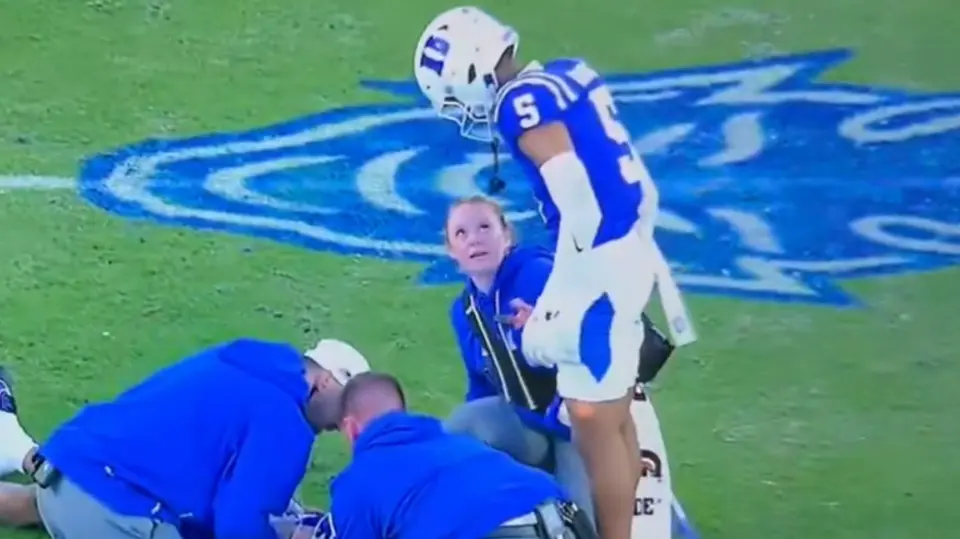 El percance entre el jugador de Duke y la chica del cuerpo médico ha generado críticas | Captura