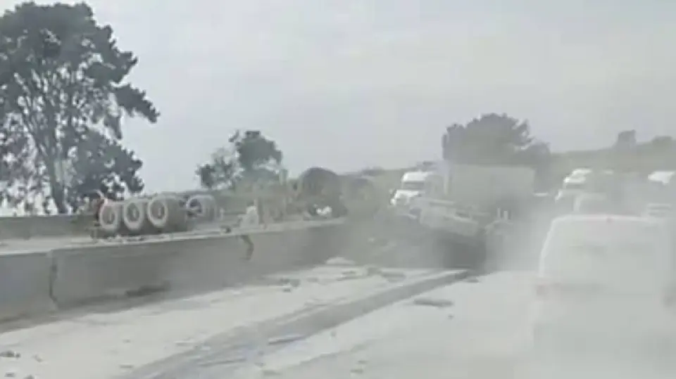 Dos personas perdieron la vida tras la volcadura de un tractocamión en el municipio de Ixtapaluca, Estado de México./ Captura de pantalla