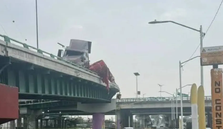 Rollos de papel quedaron regados tras el accidente en Tlalnepantla / RRSS