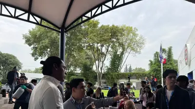 Joel Huiqui cumple su palabra y lleva tacos de canasta a la prensa en La Noria