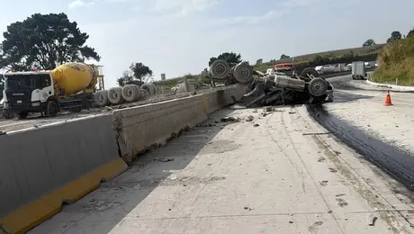 VIDEO: Accidente en la México-Puebla hoy deja dos muertos y tres heridos tras volcadura de tráiler