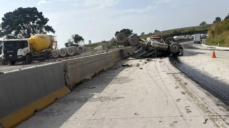 VIDEO: Accidente en la México-Puebla hoy deja dos muertos y tres heridos tras volcadura de tráiler