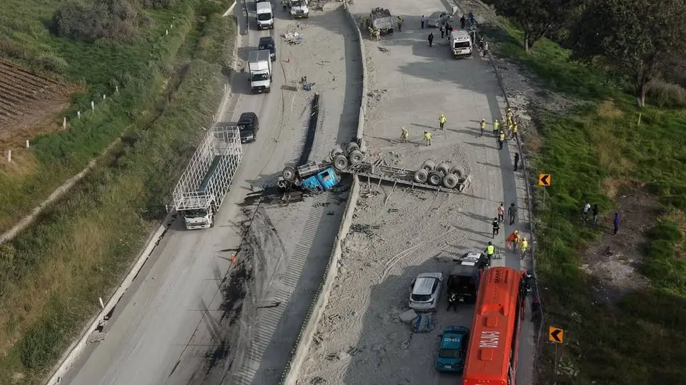 El accidente en la México-Puebla provocó severas afectaciones viales y largas filas de vehículos en ambos sentidos./ : N+