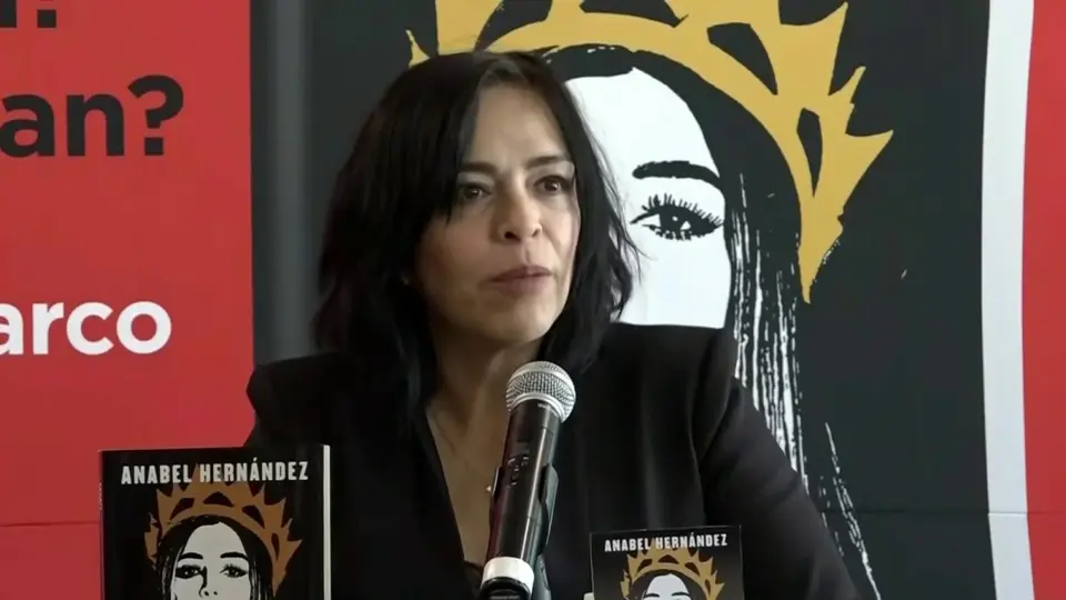 El libro de Anabel Hernández, publicado en 2021, es el centro de la disputa legal entre Emma Coronel y Penguin Random House./ Captura de pantalla Telemundo
