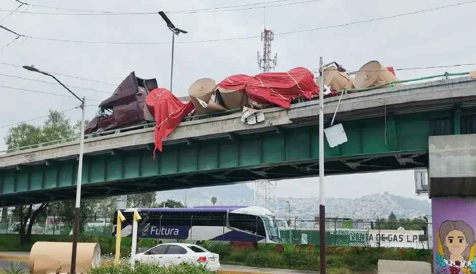 La volcadura provocó tráfico lento hacia Naucalpan / Captura de pantalla