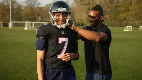 Kylian Mbappé revela en qué posición jugaría en la NFL y sorprende a Bijan Robinson