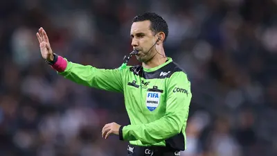César Arturo Ramos obsequia detalle a Paxon Ruffin tras el Rayados vs Pachuca