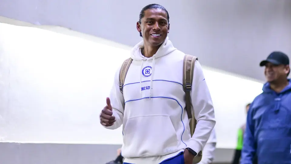 Joel Huiqui con Cruz Azul previo a un partido del Apertura 2026 de la Liga MX | IMAGO 7