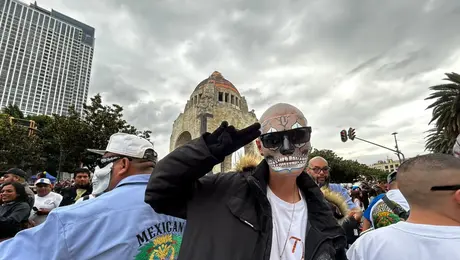 Marcha Zombie 2026 llena de terror las calles de CDMX; miles de personas participan en el desfile