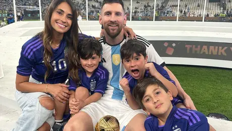 El hijo menor de Lionel Messi presume su jersey de Como 1907 y los fans de Nico Paz enloquecieron